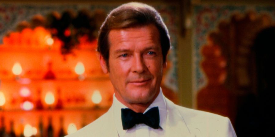 Roger Moore como James Bond