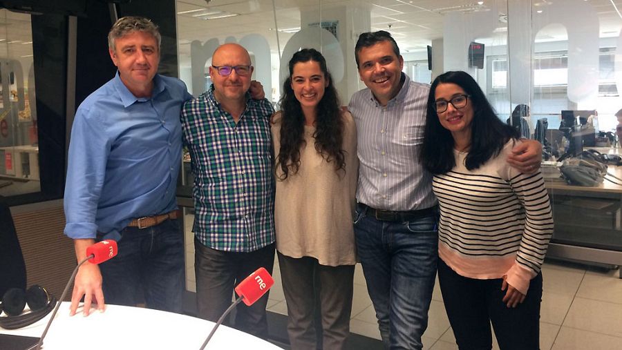 De izq. a dcha.: Ramón Arangüena, Javier Capitán, Silvia Pérez Cruz, Alfredo Menéndez y Eva Cordón