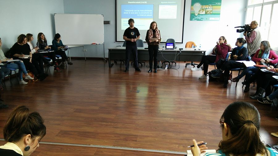 Erick Pescador durante su charla en el Centro de Formación del Profesorado en GIjón