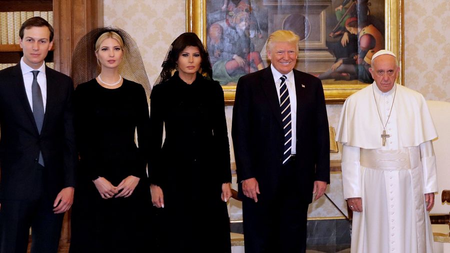 El papa Francisco posa con el presidente Donald Trump, su mujer Melania, su hija Ivanka y su yerno Jared Kushner