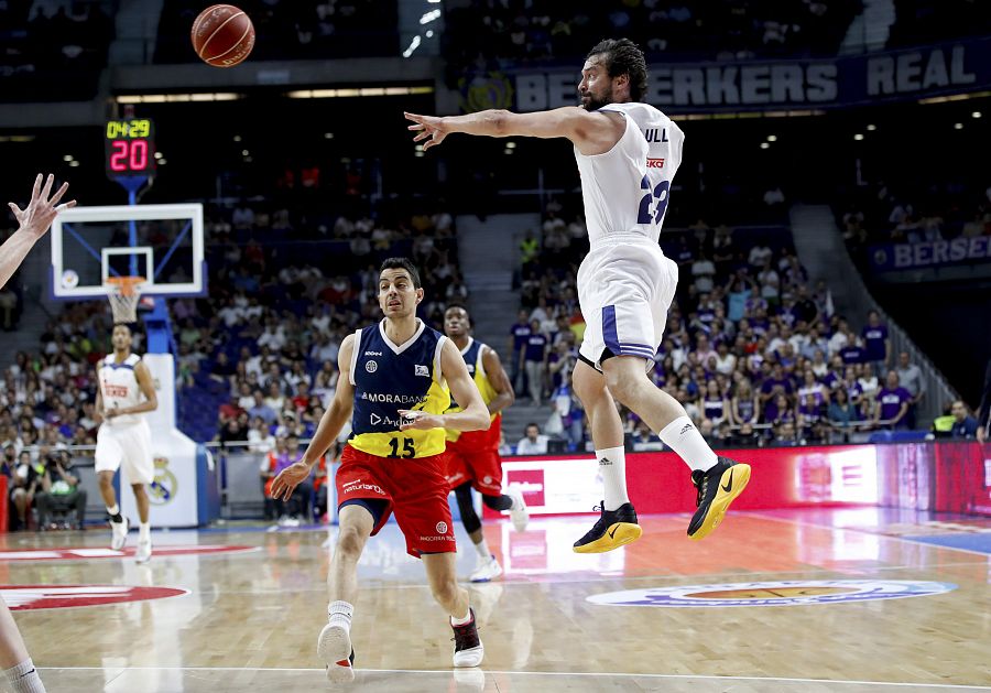 Pase del base del Real Madrid Sergio Llull durante el partido ante el Morabanc Andorra