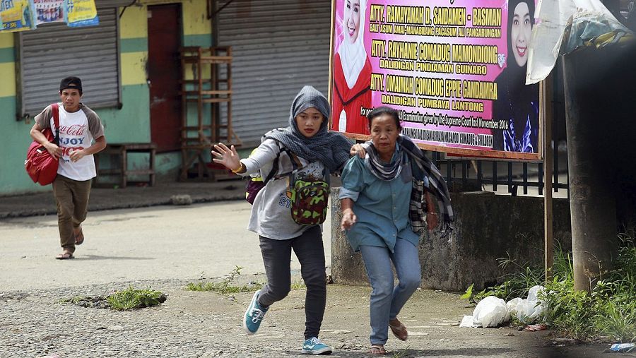 Habitantes de Marawi (Filipinas) corren para ponerse a salvo tras los enfrentamientos entre el Ejército y los combatientes del grupo yihadista Maute