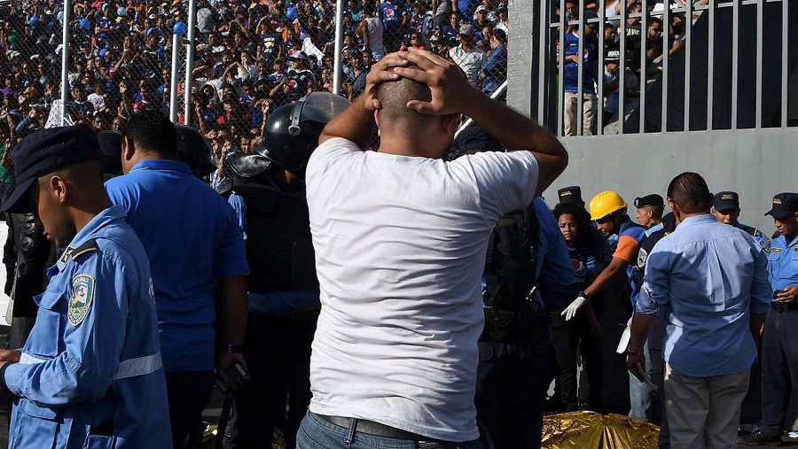 Trabajadores de rescate, policías y aficionados tras la estampida en el Estadio Nacional de Tegucigalpa, Honduras