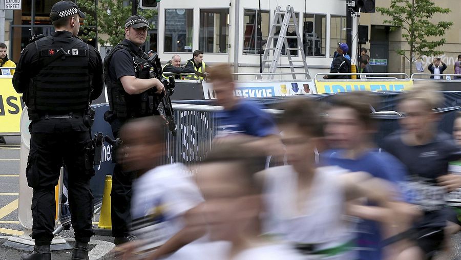 Policías patrullan las calles de Manchester durante la celebración del Great Manchester Run, en Mánchester
