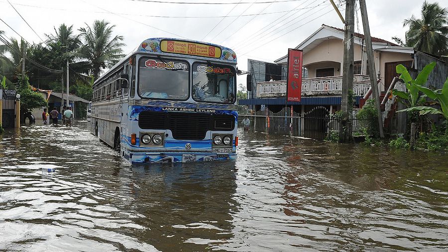 Autobús en una calle inundada en Dodangoda, Kalutara, Sri Lanka