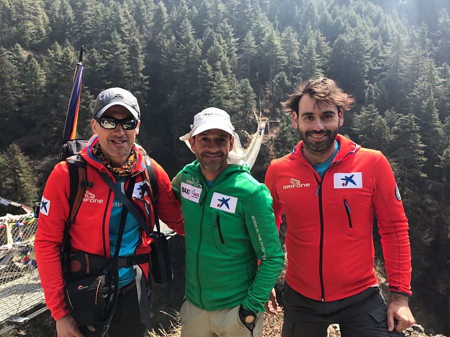 Los investigadores, con el alpinista Ferrán Latorre