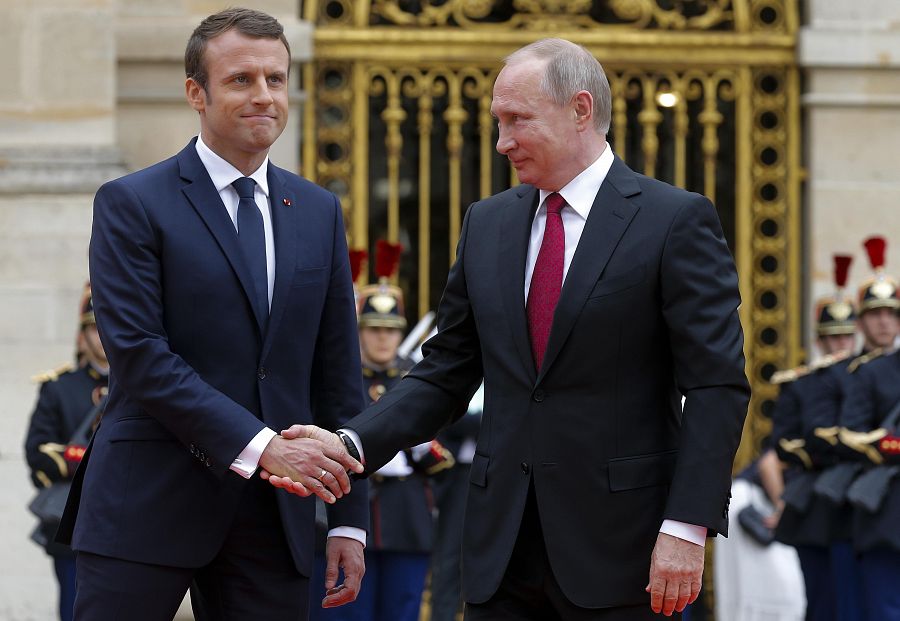 Emmanuel Macron saluda con un cordial apretón de manos a Vladimir Putin en el Palacio de Versalles.