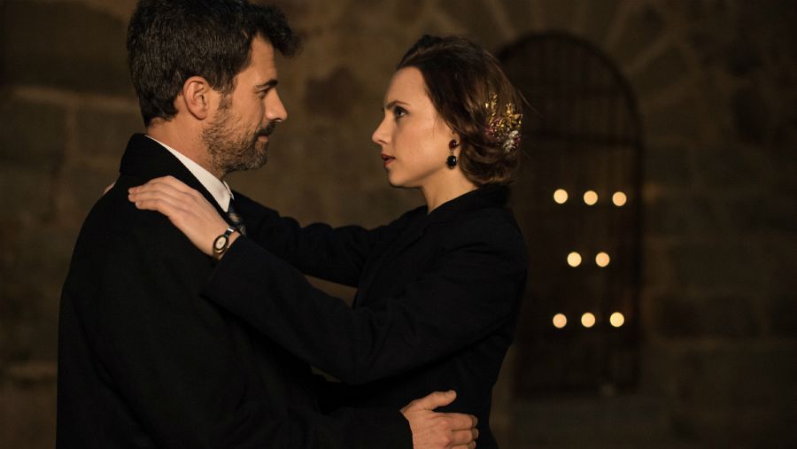 Amelia y Julián se dedican un baile en la boda de Ortigosa y Natalia