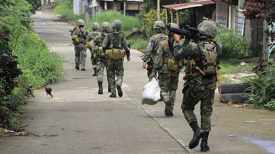 Tropas del gobierno filipino patrullan la ciudad de Marawi