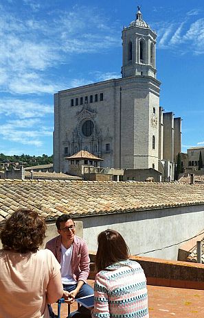 Enteevistem Miquel del Pozo a Girona, al costat de la Catedral