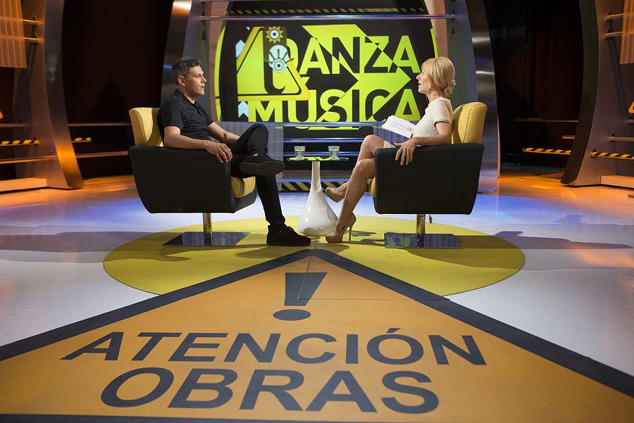 Cayetana Guillén Cuervo entrevista al actor Roberto Enriquez en ¡Atención obras!