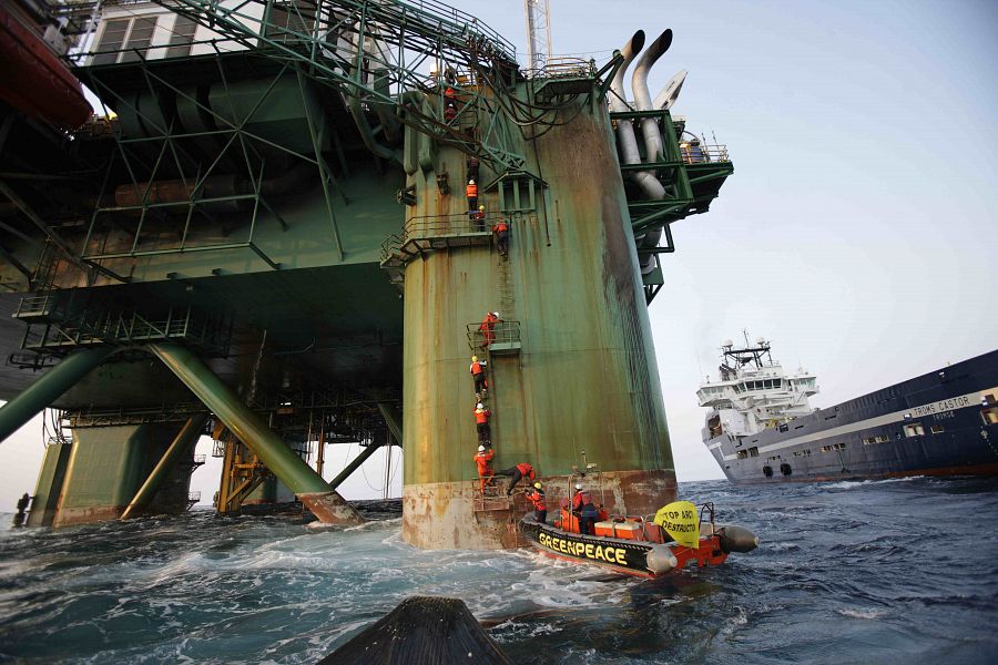 acción greenpeace contra platafomas petrolíferas en el Ártico