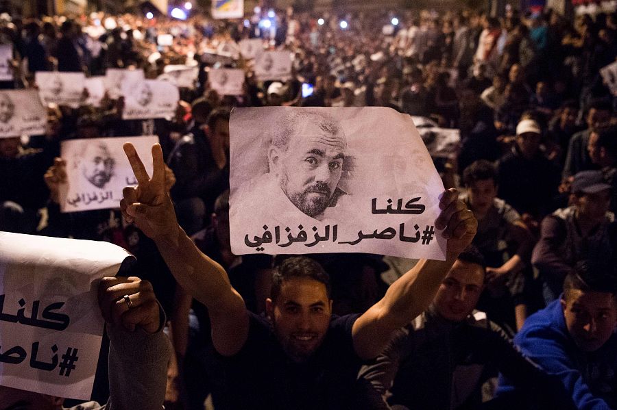 Manifestantes agitan pancartas con el rostro del lider de las protestas en el Rif, Nasser Zafzafi.