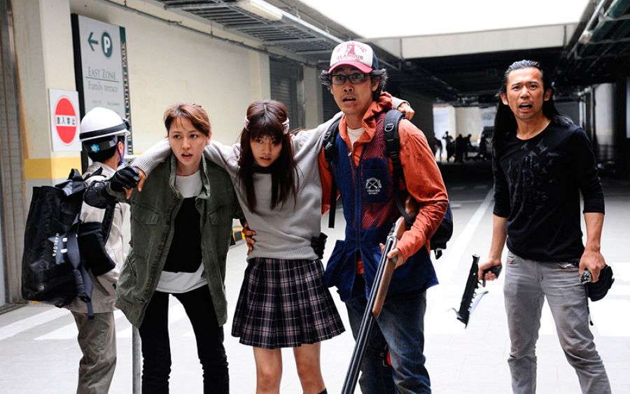 El protagonista y otros supervivientes armados con lo que tienen a mano