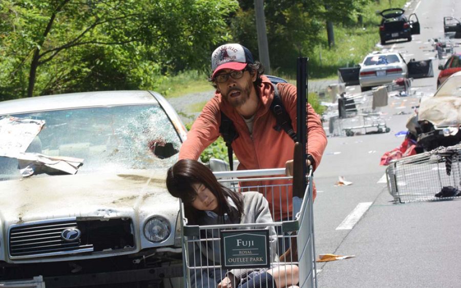 En un apocalipsis zombi hay que apañarse con lo que hay a mano