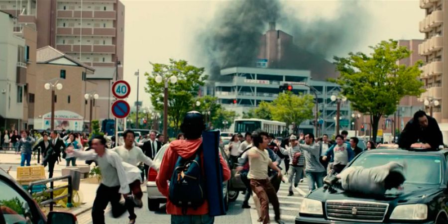 Los primeros ataques de zombis siembran el caos en Tokyo