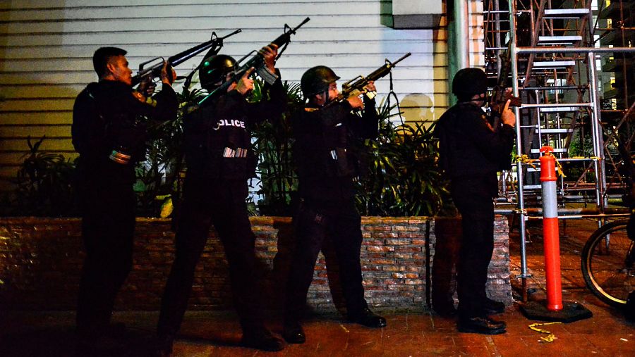 Las fuerzas de asalto de la Policía filipina se despliegan en las inmediaciones del hotel atacado