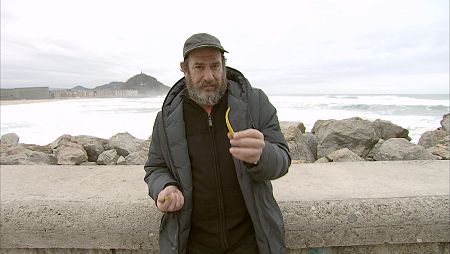 Karra Elejalde visita en el Valle de Larraun una de las pocas granjas en las que se encuentra este alimento