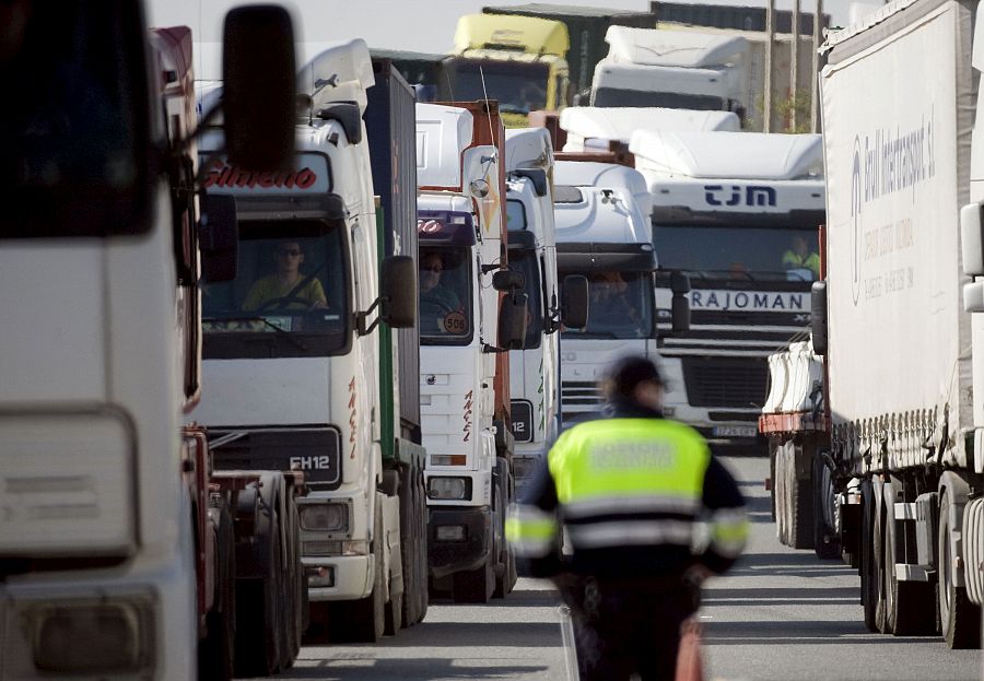 Centenares de camiones congestionaban la V-30 en la huelga de estibadores de 2016