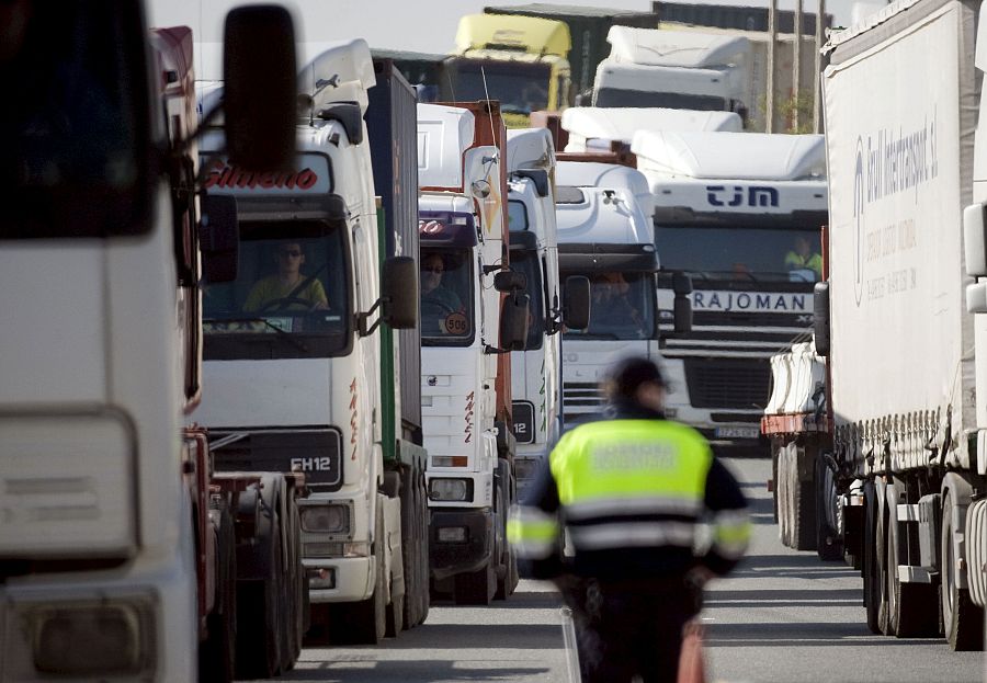 Centenares de camiones congestionaban la V-30 en la huelga de estibadores de 2016