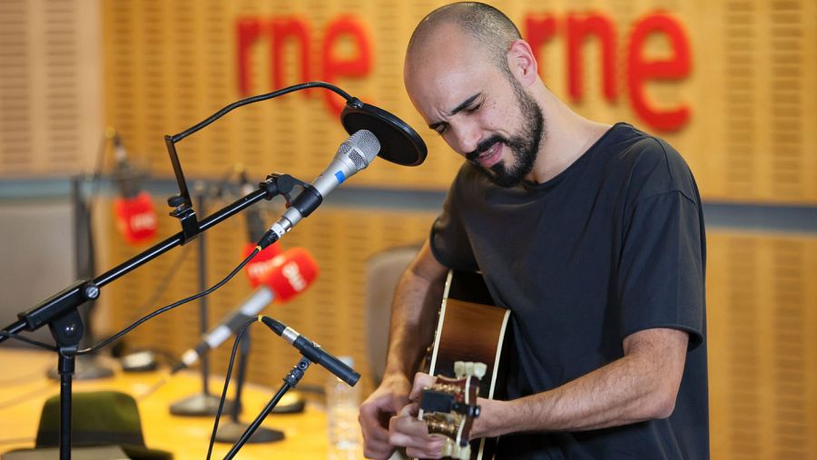 El argentino toca en acústico nuevos temas incluidos en '11'