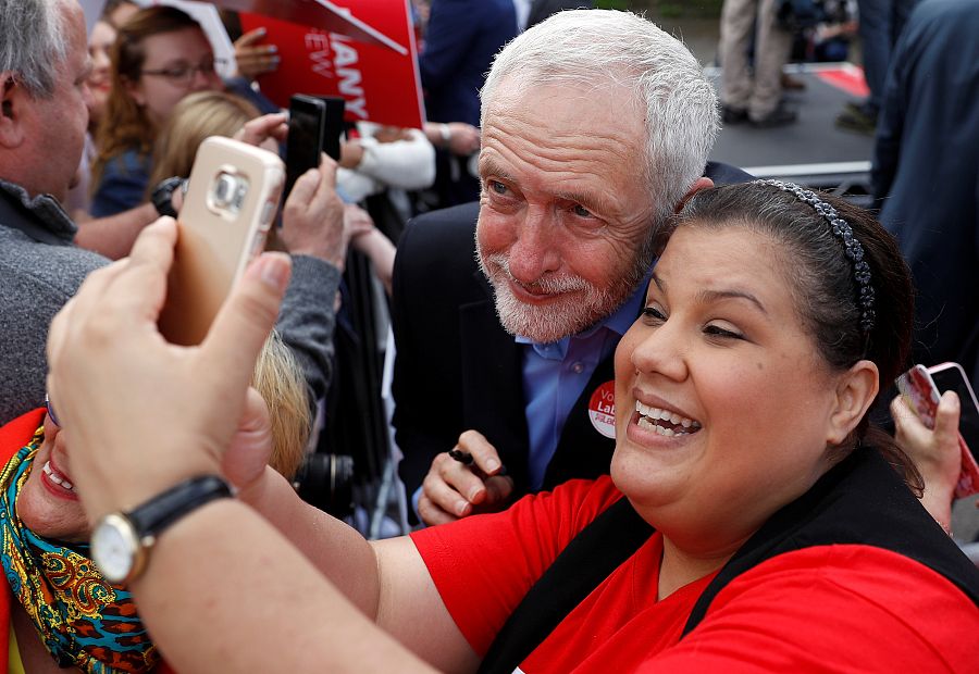 El líder laborista Jeremy Corbyn se hace un selfie con una simpatizante en Reading.