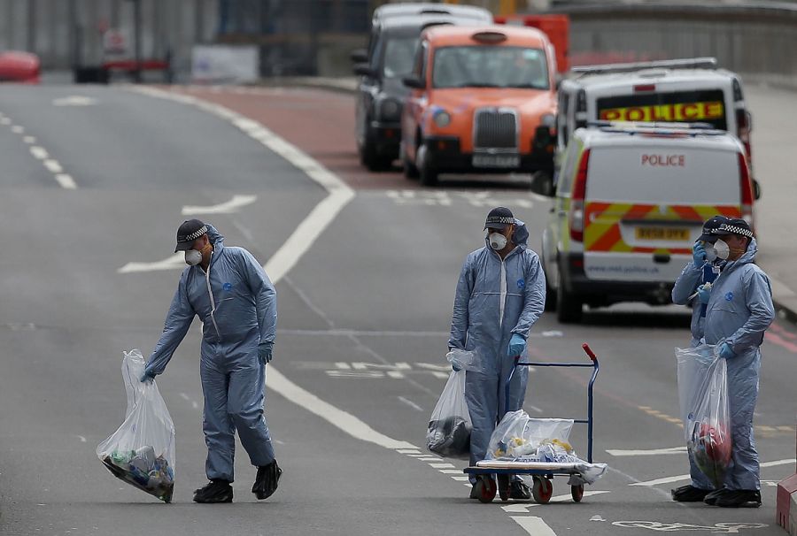 La policía forense busca pruebas en el Puente de Londres