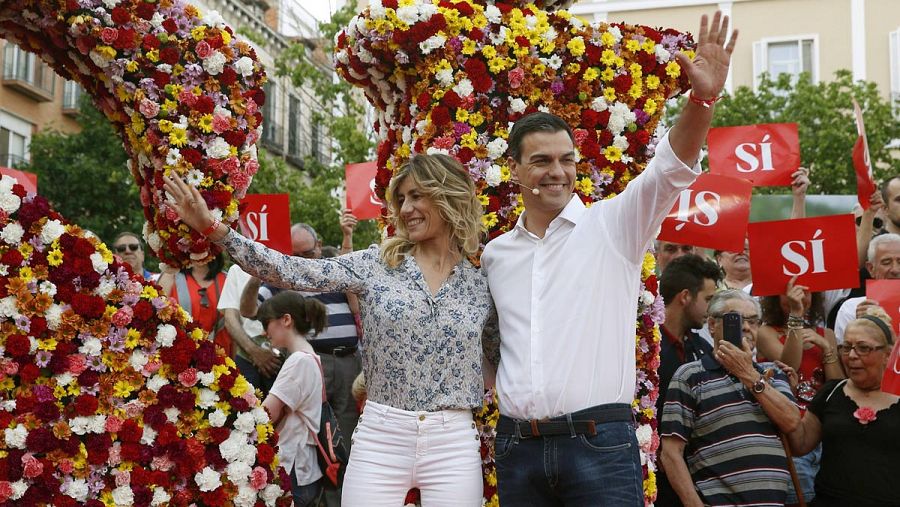 Pedro Sánchez, acompañado de su mujer, Begoña Gómez.