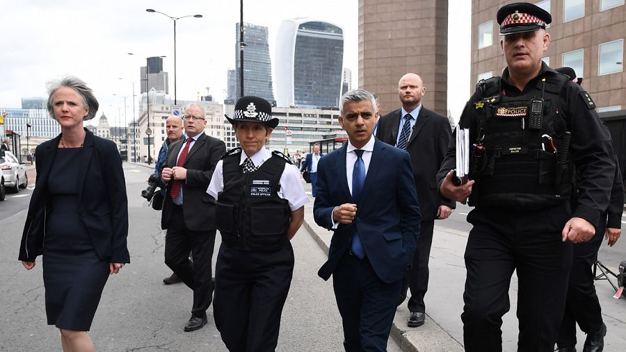 El alcalde de Londres Sadiq Khan fotografiado cerca de Borough Market junto al Comisionado de la Policía