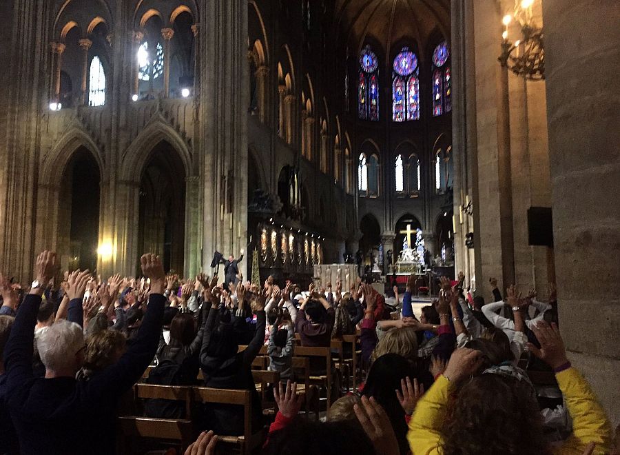 Los visitantes confinados en Notre Dame, con las manos alzadas a petición de las fuerzas de seguridad