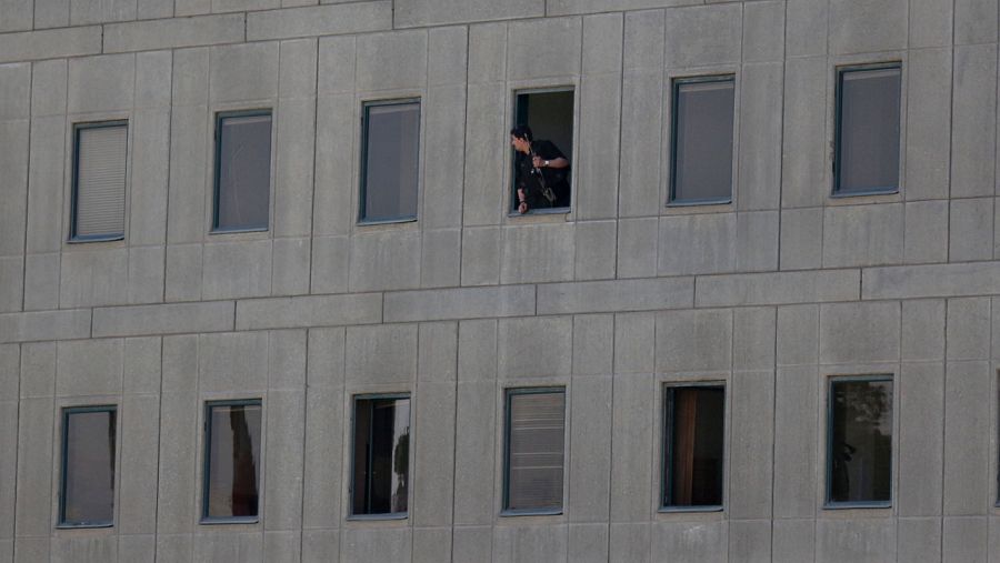 Un policía iraní se asoma a una de las ventanas del Parlamento, en Teherán