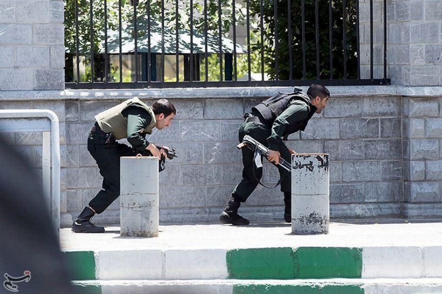 Las fuerzas de seguridad iraníes toman posiciones durante el ataque al Parlamento