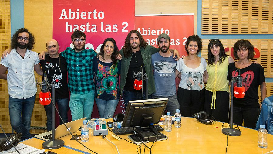 Suárez, en la imagen final de programa, con Paloma Arranz, Pepe Viyuela, Antílopez, Patricia Costa y todo el equipo