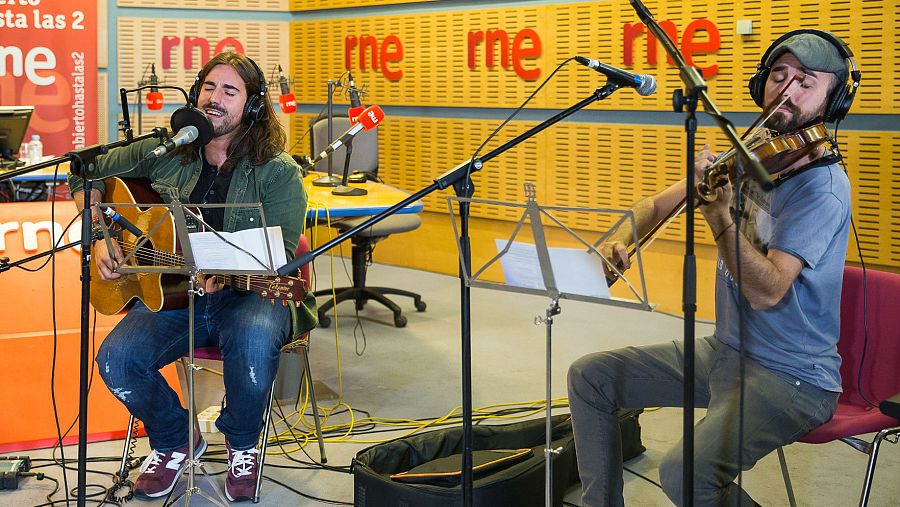 Marino Sáiz acompaña a Suárez en este acústico y en este disco