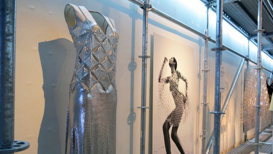 Vestido metálico de Paco Rabanne expuesto en Madrid