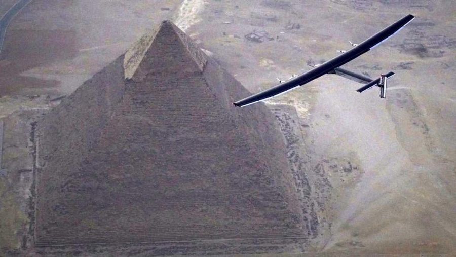 El avión Solar Impulse II, sobrevolando Giza antes de aterrizar en El Cairo durante su vuelta al mundo.