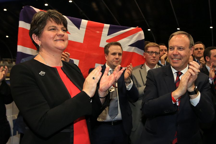 Arlene Foster, líder del Partido Demócrata Democrático (DUP), celebra el resultado electoral con su candidato del norte de Belfast.