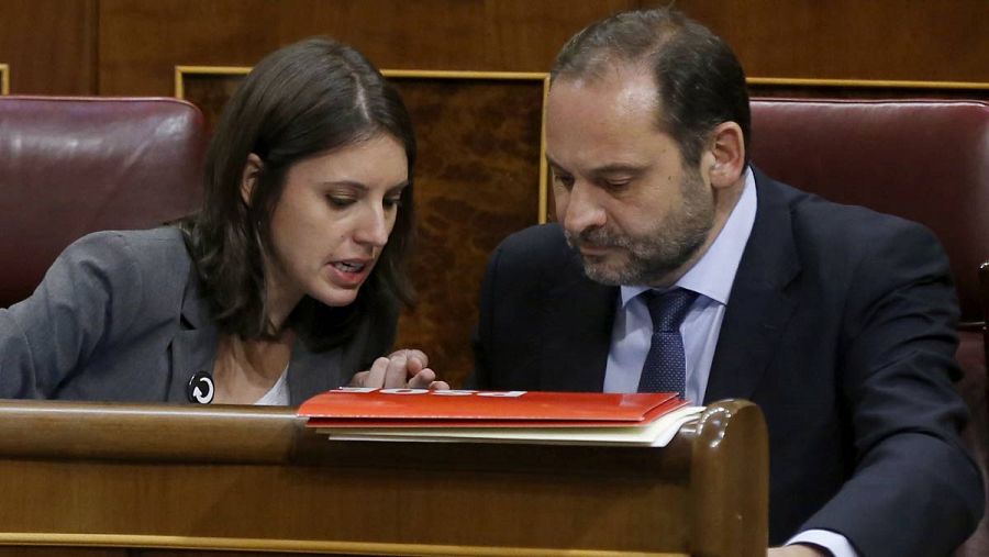Los portavoces parlamentarios de Podemos y PSOE, Irene Montero y José Luis Ábalos.