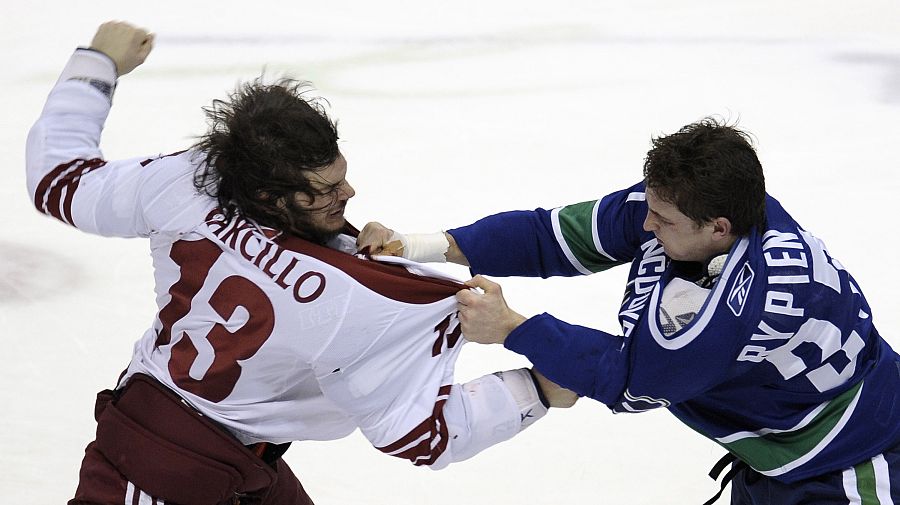 Phoenix Coyotes v Vancouver Canucks