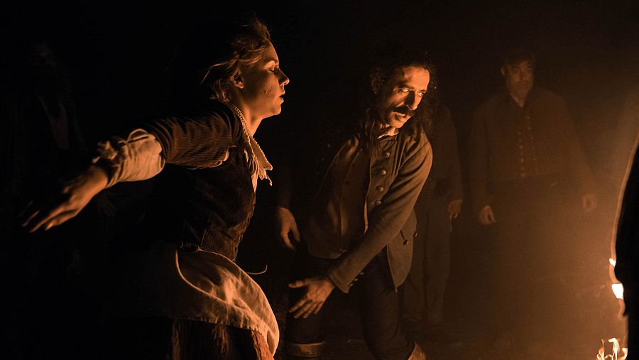 Amelia y Alonso danzando alrededor del fuego en pleno aquelarre