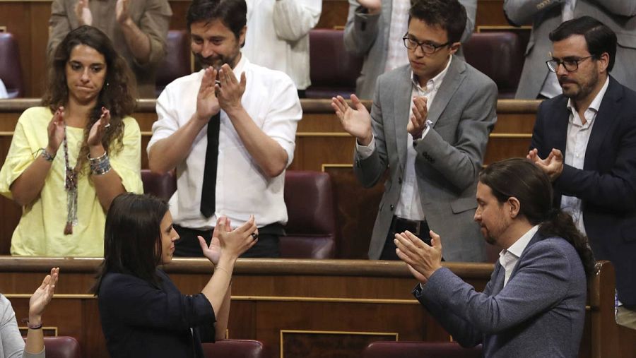Unidos Podemos aplaude el discurso de Montero en la moción de censura.