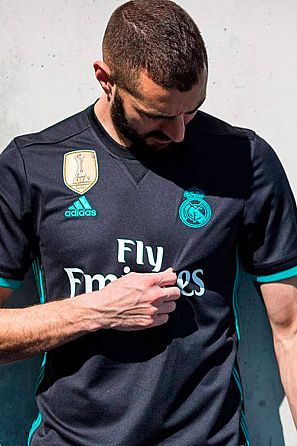 administrar Adentro borgoña Fútbol | Real Madrid | El Real Madrid presenta sus nuevas equipaciones para  la temporada 2017-18 - RTVE.es