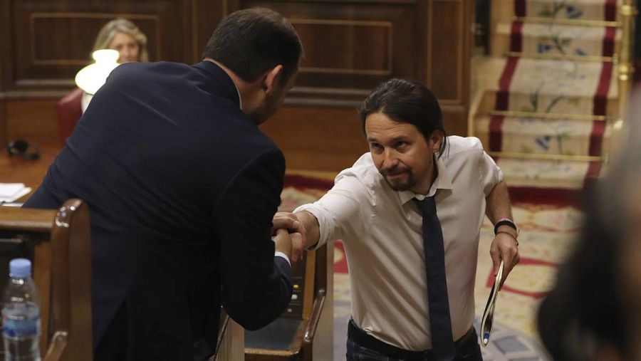 Iglesias da la mano al portavoz parlamentario de PSOE, José Luis Ábalos.