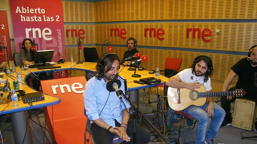 Carmona, en un momento del programa, con su banda