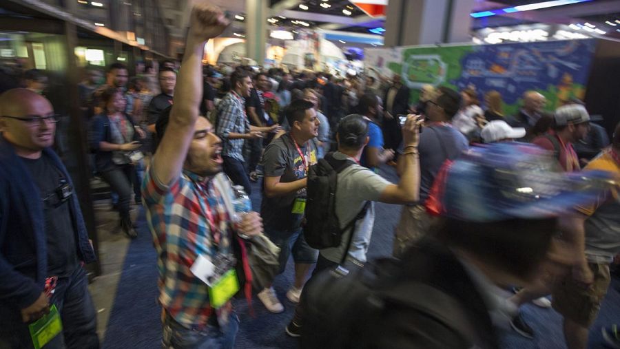 Este año por primera vez se ha abierto la feria a los aficionados, con 15.000 entradas a la venta.