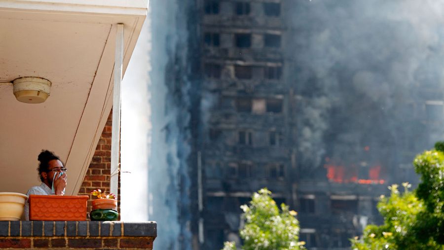 Los supervivientes han narrado cómo los vecinos atrapados en el edificio en llamas lanzaban a sus hijos por las ventanas.
