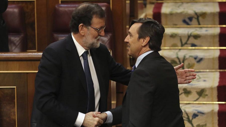 Rajoy y Hernando, durante el debate de la moción de censura.