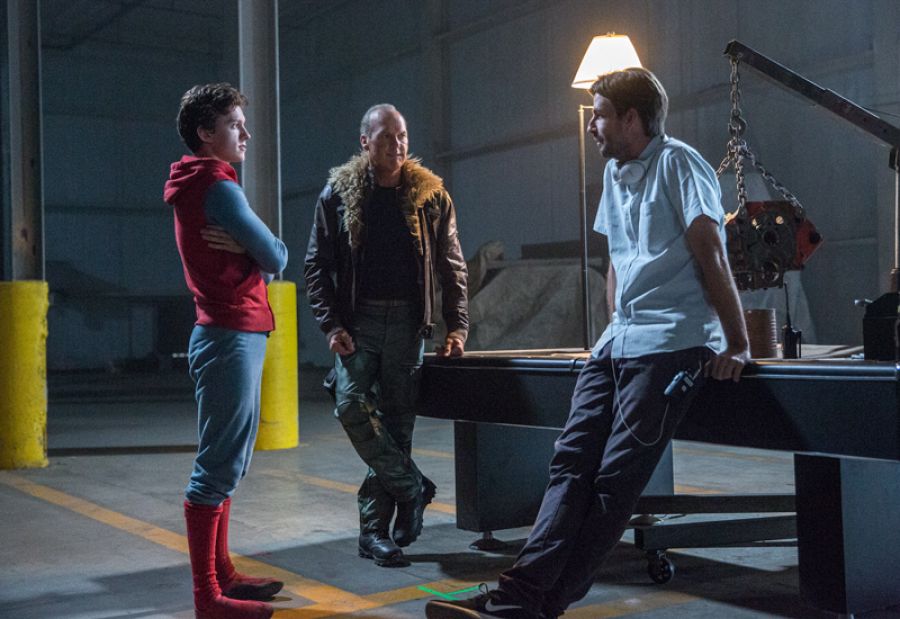 El director, Jon Watts, dando instrucciones a Tom Holland y Michael Keaton