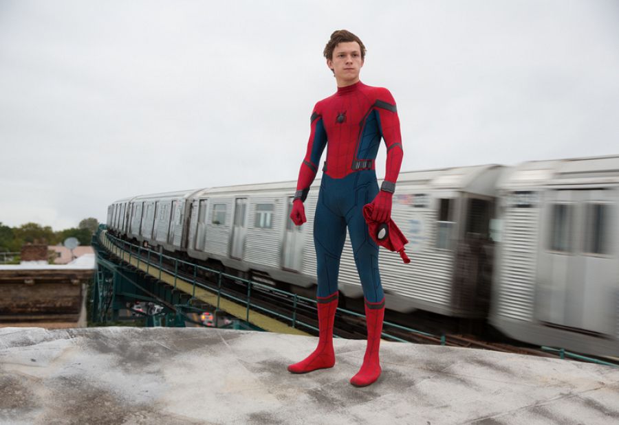 Tom Holland con el traje de Spider-Man