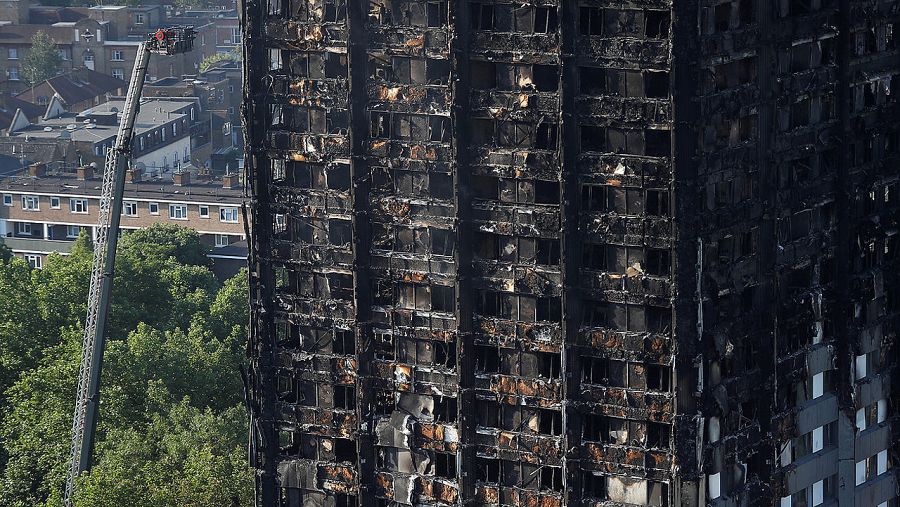 Los bomberos trabajan para apagar completamente el incendio en la Torre Grenfell, en Londres